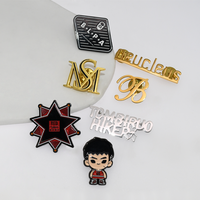 Badge de conception de mode personnalisé, broche papillon creuse en métal, épinglette lettre, badge de revers en émail, badge d'identification scolaire ou d'entreprise avec chaîne