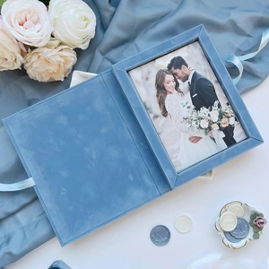 Boîte en velours bleu poussiéreux pour invitation de mariage 5X7 Boîtes à souvenirs en feuille d'or Monogram 15e cartes d'anniversaire Carte De Mariage - Product Image 1