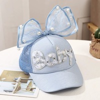 Gorra de béisbol de malla para niñas, con lazo, perlas decorativas y letras de lentejuelas, ajustable, para verano, venta al por mayor