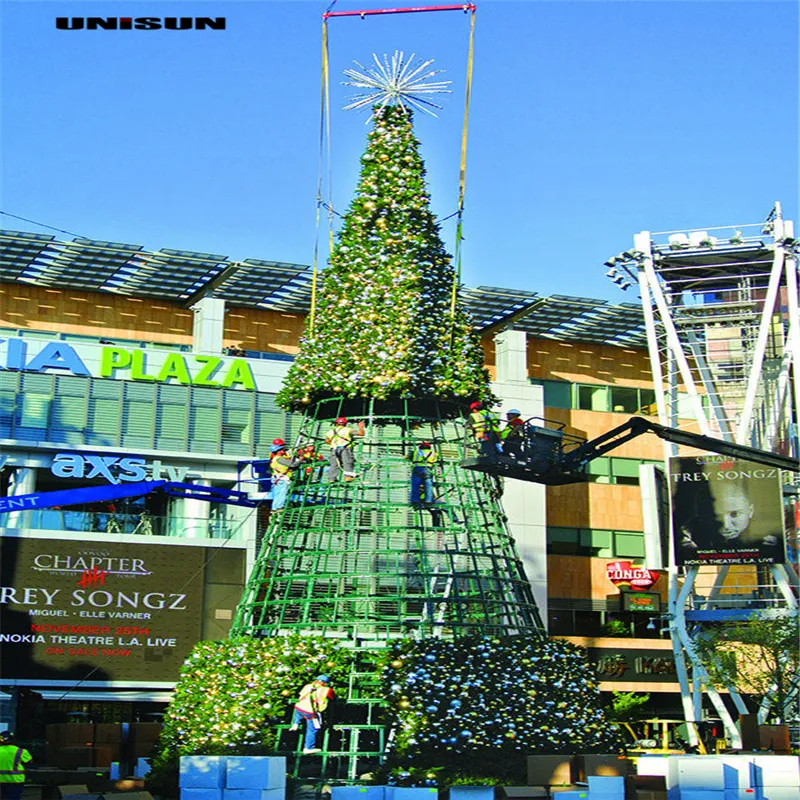 Árvore de Natal comercial exterior gigante do shopping grande com estrutura de metal com iluminação programada