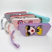 Nouvel étui à lunettes en silicone personnalisable avec logo, motif dessin animé, résistant aux chutes, sac de rangement portable pour lunettes de soleil avec design suspendable