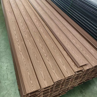 Panneau mural en PVC ignifuge imperméable à l'eau panneau à lamelles cannelées en composite plastique bois pour l'extérieur hôtel villa revêtement mur extérieur