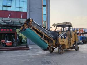 Fraiseuse à froid CAT PM102 d'occasion, largeur de fraisage 1000 mm, machine de fraisage routier Caterpillar pour la réparation des routes en asphalte - Product Image 4