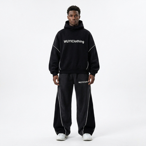 Conjunto Deportivo Oversize Negro para Hombre, con Logotipo Personalizado WUYIClothing, Pantalones Anchos Holgados, Estilo Urbano, Prenda Deportiva de Felpa Técnica - Product Image 1