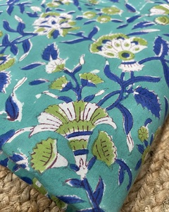 Tissu en coton imprimé à la main à motifs floraux pour la confection de robes, sacs, housses de rideaux, vêtements pour garçons - Matériau artisanal indien léger - Product Image 6