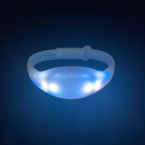 Braccialetti LED Natalizi Lampeggianti con Telecomando Wireless, Batteria Inclusa, Cambio Colore RGB per Feste/Festival/Concerti/Eventi - Product Image 6