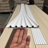 Panneaux muraux décoratifs intérieurs en composite bois-plastique (WPC) de styles variés, revêtement mural en PVC rainuré pour l'intérieur