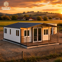Maison modulaire à toit en pente architecturale avec porte d'entrée à double vitrage pour hébergement de vacances panoramique