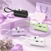 Batterie externe mini capsule personnalisée 5000 mAh avec câble intégré et chargement direct pour cadeaux d'affaires