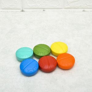 Pastillero Portátil Redondo de Plástico de Grado Alimenticio con 4 Compartimentos, Ideal para Viajes, Gran Venta - Product Image 3
