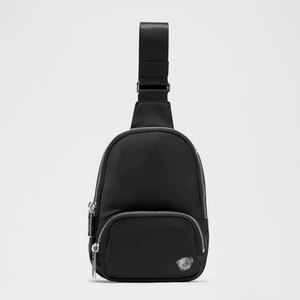 <span class=keywords><strong>Borsa</strong></span> a <span class=keywords><strong>tracolla</strong></span> da yoga Lulu Everywhere 2L in nylon tinta unita con chiusura a cerniera e fibbia per donna - Product Image 4