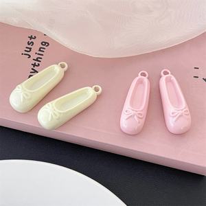 Perline in acrilico a forma di scarpa da ballo, perline sfuse, accessori per gioielli fai da te per bambini con foro per appendere - Product Image 2