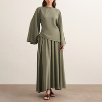 Ensemble Modeste Vert Sauge Personnalisé 2026 – Nouveauté : Tenue 2 Pièces pour Femme Musulmane – Haut Asymétrique à Manches Cloche et Jupe Longue Plissée