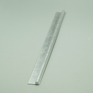<span class=keywords><strong>Rail</strong></span> inférieur en aluminium de qualité industrielle <span class=keywords><strong>pour</strong></span> volets et portes, guide de glissement durable et lisse, fixation facile par vis, <span class=keywords><strong>pour</strong></span> une décoration optimale des volets. - Product Image 5