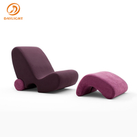 Fauteuil d'appoint incurvé moderne en velours moelleux avec ottoman assorti, fauteuil lounge basse en velours violet foncé et rose