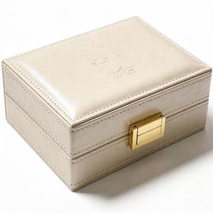 Caja <span class=keywords><strong>de</strong></span> Cuero PU <span class=keywords><strong>de</strong></span> Diseño Personalizado <span class=keywords><strong>de</strong></span> Alta Gama para Cartas <span class=keywords><strong>de</strong></span> Póker <span class=keywords><strong>de</strong></span> Doble Baraja 100% Plástico con Lápiz y Cuaderno - Product Image 6