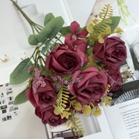 Panier de roses artificielles multicolores en forme de boule