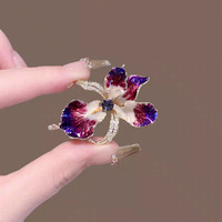 Broche en émail Iris de luxe léger pour femmes, broche de fleur haut de gamme, micro-incrustée de zircon, accessoire de broche