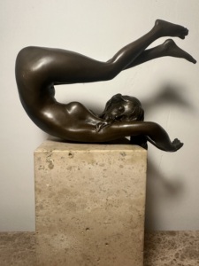 Grande sculpture extérieure en bronze d'une femme nue aux cheveux longs en position accroupie, une œuvre d'art décorative. - Product Image 4