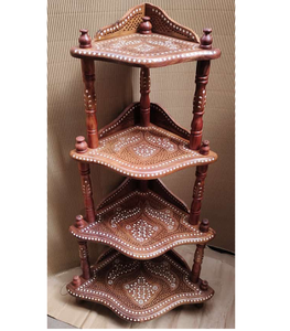 Étagère d'angle en bois sculptée à la main, système de rangement pliable à quatre niveaux, avec incrustations en laiton, organisateur décoratif pour salon - Product Image 2