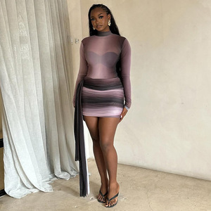 Produits tendance 2026 Robe <span class=keywords><strong>femme</strong></span> à col haut manches longues <span class=keywords><strong>dégradé</strong></span> de couleur sexy en maille plissée moulante courte décontractée d'été - Product Image 1
