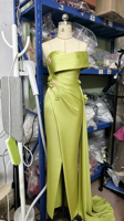 Robe de soirée trapèze en satin à col montant LM D369 Chartreuse, taille naturelle, appliques florales 3D en cristal, fente avant, robe de cérémonie
