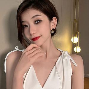 ต่างหูทรงสี่เหลี่ยมสีดำแบบอสมมาตรสุดฮิตปี 2025 ดีไซน์หรูหราและเบาบาง ชุบทองประดับมุก โลหะผสมสังกะสี สำหรับผู้หญิง - Product Image 4