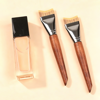 Pinceau de maquillage ultra-fin sans couture en fibres synthétiques avec manche en bois en forme de croissant ; Pinceau pour fond de teint, correcteur et base de maquillage.