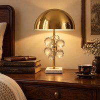 Lampe de table moderne américaine avec boule de cristal, abat-jour en métal doré, base en marbre, double ampoule E27 pour la chambre à coucher, le salon, l'entrée, décoration