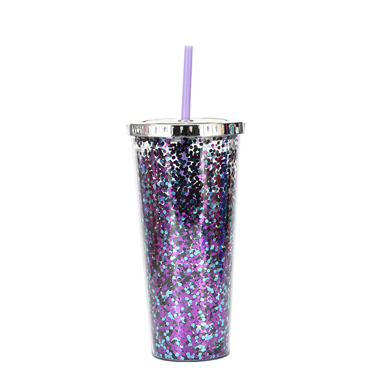 Tasses en plastique transparent avec couvercles et pailles colorés