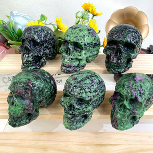Calaveras de Cristal Natural de Alta Calidad Talladas a Mano en Rubí Zoisita con Flor para Decoraciones de Halloween - Product Image 3