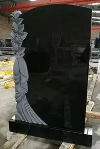 Professioneel Ontwerp Zwart Graniet Grafsteen Monument Poland Stijl Rechtop Grafstenen Met Bloemen Voor Buitenbegraafplaats Gebruik