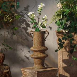 แจกันโลหะสไตล์อเมริกันแบบเรียบง่ายพร้อมหูจับ ตกแต่งโต๊ะสไตล์โบราณ สำหรับใช้ในสวน บ้าน และกลางแจ้ง - Product Image 2