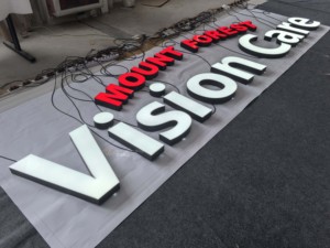 Lettres lumineuses en acrylique <span class=keywords><strong>rouge</strong></span> <span class=keywords><strong>et</strong></span> <span class=keywords><strong>blanc</strong></span> exquises, enseignes décoratives suspendues personnalisées <span class=keywords><strong>de</strong></span> qualité supérieure pour les devantures <span class=keywords><strong>de</strong></span> magasins - Product Image 6