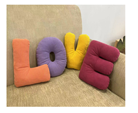 Oreiller en velours décoratif en forme de lettre majuscule personnalisé