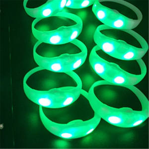 Nuovo arrivo Logo personalizzato stampato lampeggiante bagliore al buio braccialetti leggeri a led controllati da polso - Product Image 5