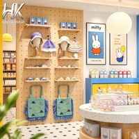 Vitrine murale écologique personnalisée avec barres de suspension et étagères lumineuses à LED pour sacs et rangement de peluches pour les magasins de jouets pour enfants