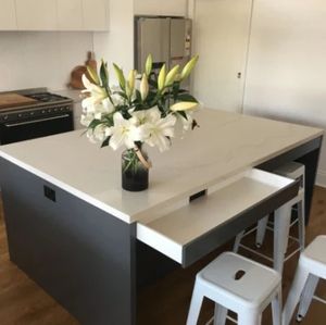 Cuisine contemporaine en forme de L avec îlot, prête à assembler, armoires en bois laqué, matériau du panneau - Product Image 5