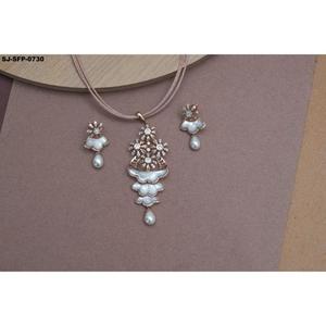 ชุดสร้อยคอและต่างหูสีขาวแบบมินิมอล - Product Image 1