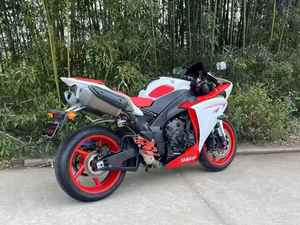 YZF-R1 1000cc Moto Sportive Quatre Cylindres Refroidie par Eau Blanche & Rouge avec Roues Rouges Fabriquée au Japon Plus de 80 km/h - Product Image 4