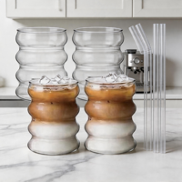 Verres à boire en verre borosilicate côtelé en gros avec paille pour jus, thé glacé et café