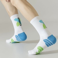 Chaussettes de sport en polyester et nylon pour jeunes, avec lettres jacquard, semelle en tissu éponge rembourrée, respirantes, avec bandes de massage plantaire – Vente en gros