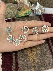 Ensemble collier et boucles d'oreilles en argent sterling fait main élégant avec turquoise Kingman pour cadeau - Product Image 3