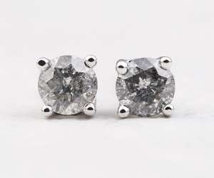 Boucles d'oreilles clous diamantées bohèmes prêtes à être expédiées |   Paire de solitaires avec diamants ronds brillants cultivés en laboratoire en or blanc 14 carats - Product Image 5