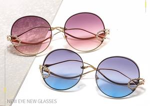 Lunettes de soleil rondes surdimensionnées pour femmes, style rétro 2020, avec logo personnalisé, dégradé de couleurs, sans monture - Product Image 4