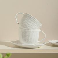 Ensemble de vaisselle en porcelaine blanche unie à motifs en relief minimaliste, comprenant un saladier, une assiette à soupe, une assiette à dîner de style français et une tasse