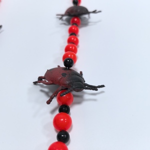 Collana di Perline Artigianale all'Ingrosso a Forma di Coccinella Nera in Gomma per Halloween, Collana di Perline Rosse e Nere, Decorazione per Feste di Carnevale - Product Image 3