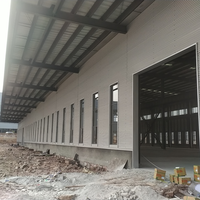 Bâtiment d'atelier à ossature métallique, hangar industriel préfabriqué à double pente avec structure portique pour usine de transformation et entrepôt