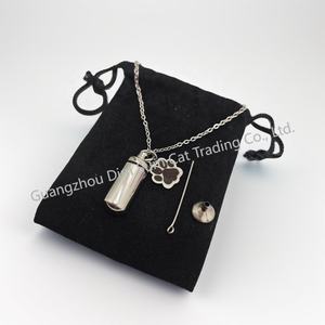 Collana con ciondolo urna commemorativa per animali domestici in acciaio inossidabile moderno, con impronta di zampa, a forma di cilindro, per profumo, articoli funerari per la famiglia - Vendita calda - Product Image 2