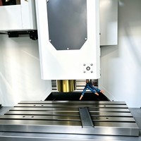 Centre d'usinage vertical CNC VMC855 3 axes FANUC BT40 8000 tr/min, magazine porte-outils 24 emplacements, précision 0,008 mm, table 600 kg pour moules